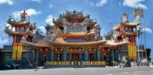 Songshan Ciyou Temple’s main hall has a traditional triple eave roof; inside are many historical relics, including numerouscentury-old horizontal inscription boards.